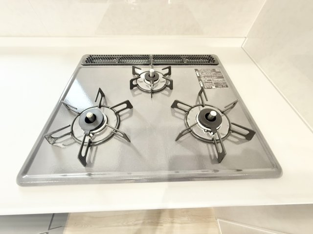 中古戸建　尼崎市食満2丁目のキッチン|三口コンロとグリルでの同時調理で時短＆効率アップ♪