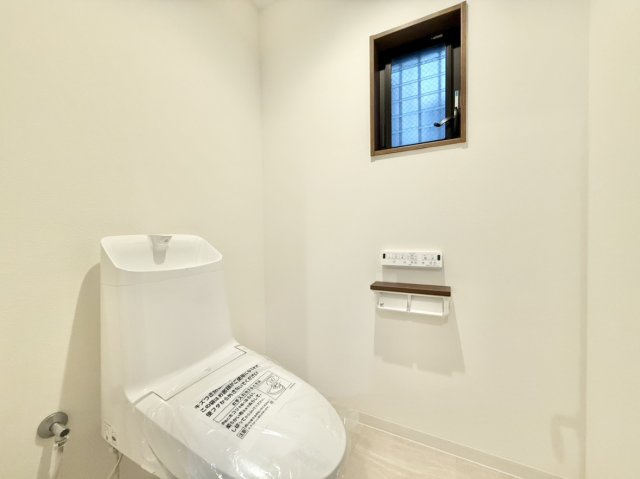 中古戸建　尼崎市食満2丁目のトイレ|温水洗浄便座を完備。季節を問わず快適な使い心地です。（1階2階にございます）