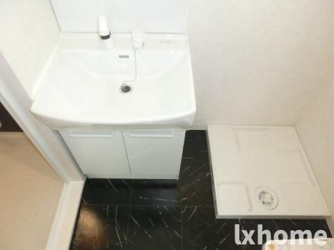 サンクラッソ茨木駅前の洗面所|ゆったりとスペースのある洗面所
