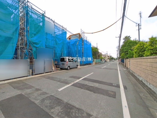 杉並区善福寺4丁目 全3棟2号棟の前面道路含む現地写真|伸びやかな南側7.8ｍ公道に面する建物
善福寺の生活しやすい住環境です