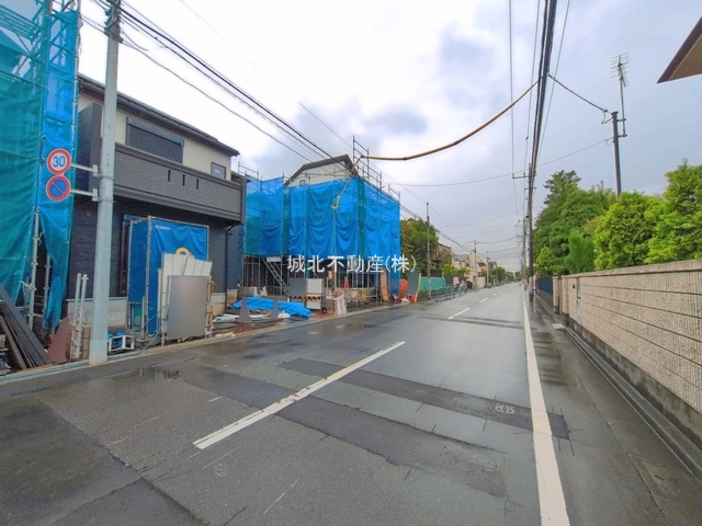 杉並区善福寺4丁目 全3棟 2号棟の前面道路含む現地写真|伸びやかな南側7.8ｍ公道に面する建物
善福寺の生活しやすい住環境です