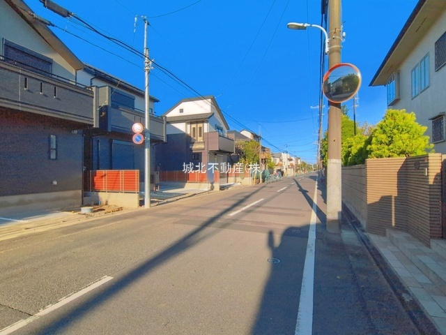 杉並区善福寺4丁目 全3棟 2号棟の前面道路含む現地写真|伸びやかな南側7.8ｍ公道に面する建物
善福寺の生活しやすい住環境です