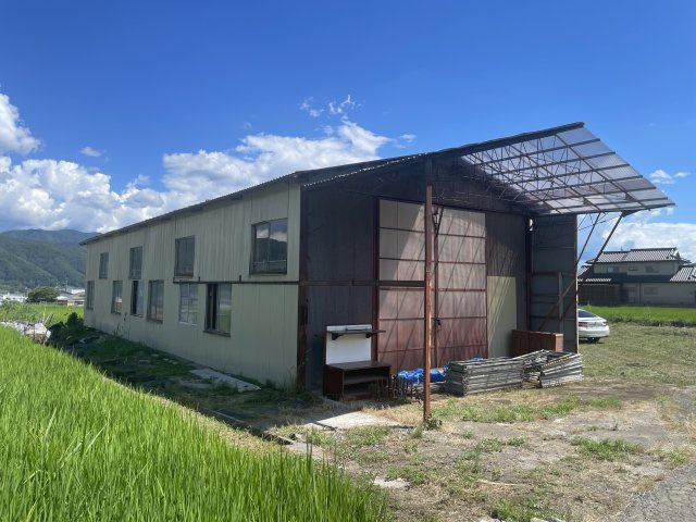 辰野町大字伊那富　事業用倉庫の外観