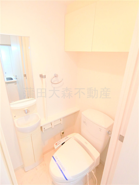 ドゥーエ蒲田のトイレ|吊戸棚収納+手洗いと温水洗浄便座付のトイレ