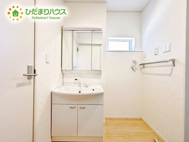 【独立洗面台】 | ひたちなか市平磯町第2　新築戸建　2号棟 | 三面鏡は自分では見えにくいところまで見ることができるので、身だしなみを整える際などにはとても便利です(*^^*)