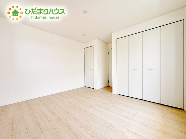 【寝室】 | ひたちなか市平磯町第2　新築戸建　2号棟 | 壁紙はシンプルで清潔なホワイトで統一しています。朝の光をたっぷり浴びながら一日をスタート！目覚めは明るくあたたかな場所で。