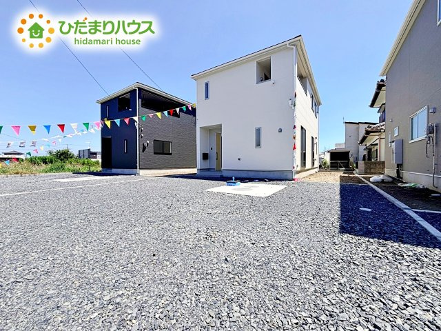 【駐車場】 | ひたちなか市平磯町第2　新築戸建　2号棟 | 並列で車をスムーズに停められる広々としたカースペースを完備♪毎日の車の出し入れやお子様を連れてのお出かけも快適に行えます♪