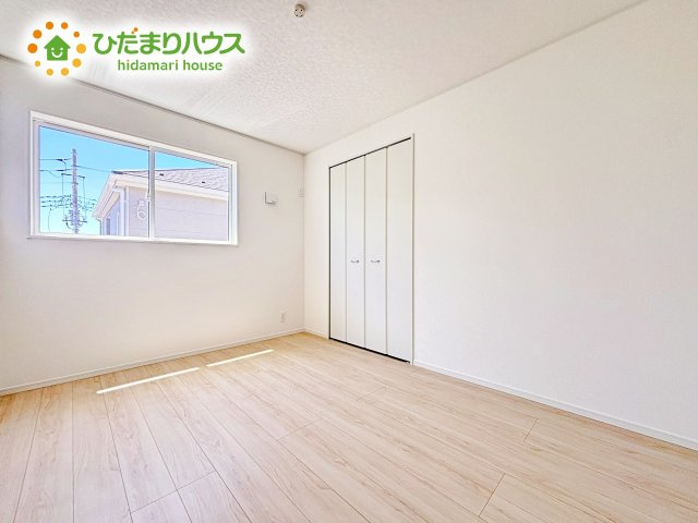 【洋室】 | ひたちなか市平磯町第2　新築戸建　2号棟 | 子ども室に好適なお部屋。２方向の窓で、こもりがちな空気の入れ替えもバッチリ！収納付きで余分な家具を置かずに済み、お部屋の用途をシンプルにできます♪