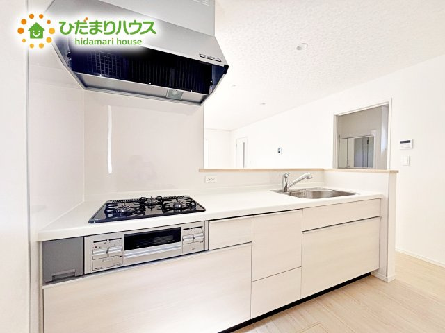 【キッチン】 | ひたちなか市平磯町第2　新築戸建　2号棟 | キッチンからは全てが見渡せ、家事をしながらお子様の動きを見守れます。
