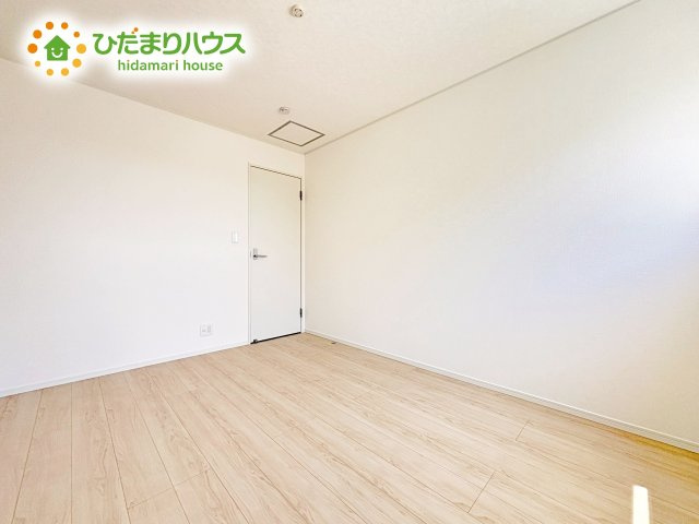 【洋室】 | ひたちなか市平磯町第2　新築戸建　2号棟 | 木目のフローリングが暖かみのある室内に。明るい寝室で心地のいい朝を迎えられそう。