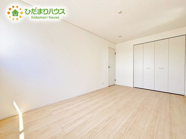 【洋室】 | ひたちなか市平磯町第2　新築戸建　2号棟 | 白を基調とした明るく爽やかな子ども室。自分の時間に集中できる、落ち着きのある居室です。学習机やベッドなどの家具もゆとりを持って配置できます。