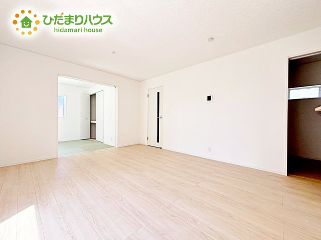 【居間・リビング】 | ひたちなか市平磯町第2　新築戸建　2号棟 | 複層ガラスの遮熱効果と断熱効果で、一年中快適に過ごせます (#^.^#)