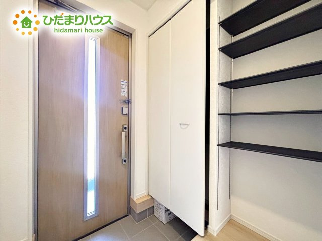 【玄関】 | ひたちなか市平磯町第2　新築戸建　2号棟 | 陽当たりが良い玄関は、お出かけ前の気分も上がります。シューズボックスには、たくさんの靴が収納出来るのでいつでも玄関がスッキリです。