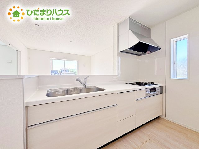 【キッチン】 | ひたちなか市平磯町第2　新築戸建　4号棟 | 3口コンロと収納豊富なキッチンで、毎日のお料理もはかどります☆