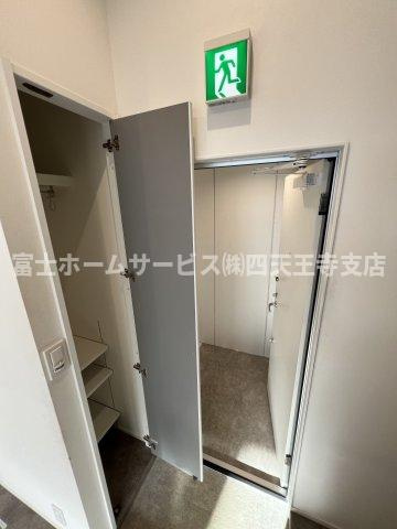 大阪市生野区中川西１丁目の店舗事務所の玄関