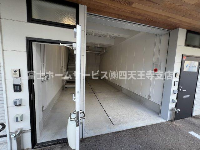 大阪市生野区中川西１丁目の店舗事務所の玄関