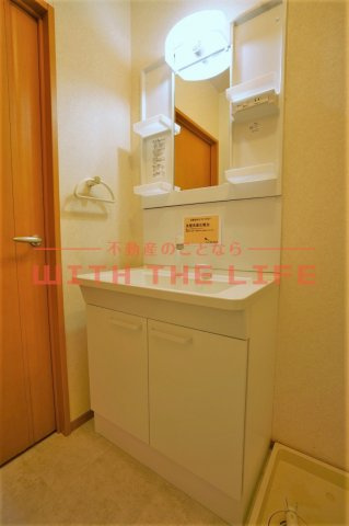 リビングタウン小森野壱番館【キャッシュバック対象】の独立洗面台|独立洗面台、小物を置くことができて便利です