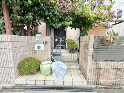 【玄関】 | 鷹合２丁目　中古一戸建 | 家探しはどうやってするの？から資金のことや住宅ローン、税金や制度のことまで住宅の難しいことをわかりやすく説明いたします♪
