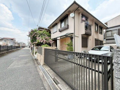 【その他】 | 鷹合２丁目　中古一戸建 | 憧れのアイランドキッチンです♪左右から出入り出来てスムーズに家事ができますね！オーダー食器棚があるので、統一感がありお洒落なキッチンです♪