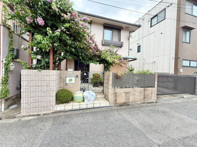 【前面道路含む現地写真】 | 鷹合２丁目　中古一戸建 | ゆとりの玄関ですよ！シューズボックスございますので、散らかりがちな玄関も片付きますね！