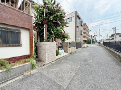 【前面道路含む現地写真】 | 鷹合２丁目　中古一戸建 | 【閑静な住宅地でのびのび子育て】閑静な住宅地で子育て家族にピッタリ。毎日のお散歩も快適な緑に恵まれたエリアです。