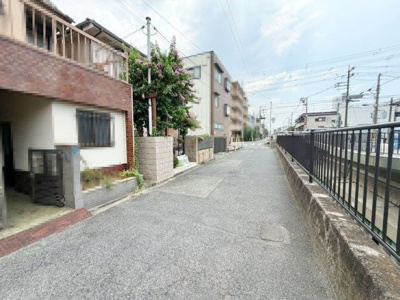 【前面道路含む現地写真】 | 鷹合２丁目　中古一戸建 | 万代矢田店まで徒歩４分！毎日のお買い物に便利ですね♪
