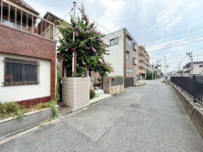【前面道路含む現地写真】 | 鷹合２丁目　中古一戸建 | 2016年に１階をフルリノベーション＆外構工事しております！資料請求だけでもお気軽にお問い合わせ下さい！