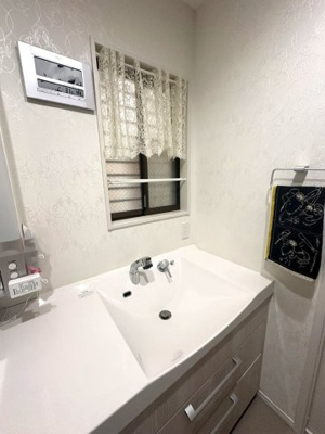 【独立洗面台】 | 鷹合２丁目　中古一戸建 | 横に長い洗面台ですよ♪朝の身支度もスムーズにできますね♪