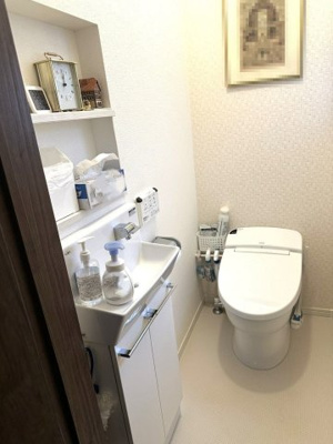 【トイレ】 | 鷹合２丁目　中古一戸建 | トイレ１階と２階の２ヶ所あります　忙しい朝や家族の多いご家庭も安心ですね！