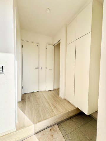 《仲介手数料半額》鶴ヶ島市脚折町11期　2号棟の玄関