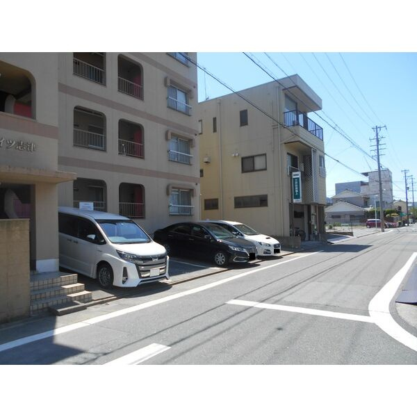 第3ハイツ志津の駐車場