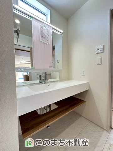 ブルーミングガーデン宇都宮市下岡本町ネオユニバースの洗面所|同社施工物件の写真です。※建具やフローリング、その他仕様が違う場合がございます。シャンプードレッサーで朝の身支度♪伸びるホースでお掃除も簡単清潔です！