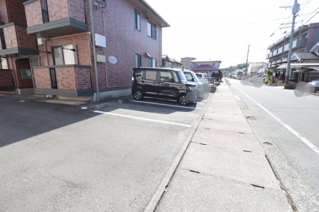 ルミエール上代　B棟の駐車場