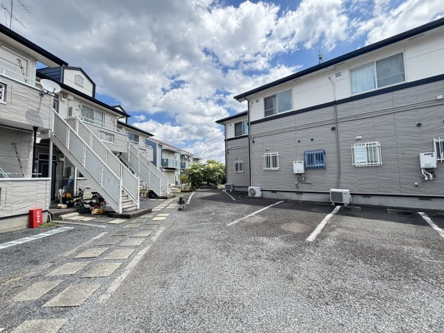 石川ベルメゾンB棟の駐車場