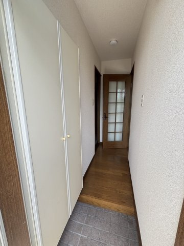石川ベルメゾンB棟の玄関