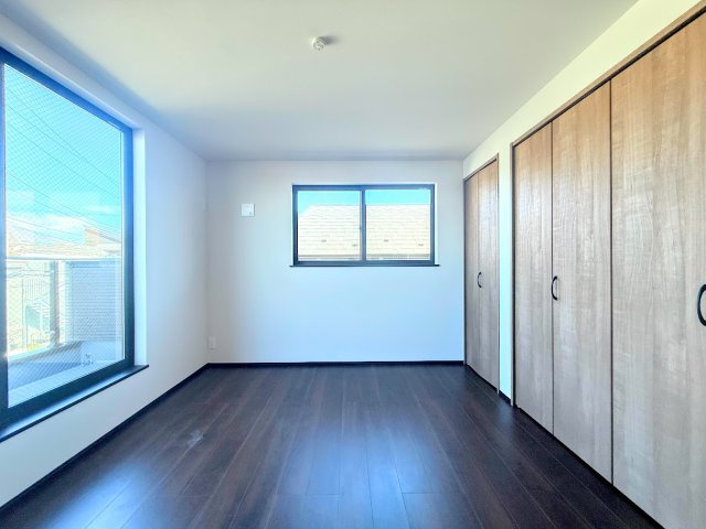 旭区二俣川2丁目　新築戸建ての洋室|◆柔らかい陽光が差し込む明るいお部屋を演出する設計。彩光の取れる窓が気持ちの良いお部屋を創り上げます。