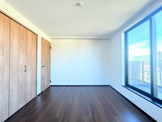 旭区二俣川2丁目　新築戸建ての洋室|◆室内はいつも明るい印象なので気持ちの良い朝を迎えられます。各部屋にはクローゼットを完備しており、収納が多いお家はすっきりして快適空間です。