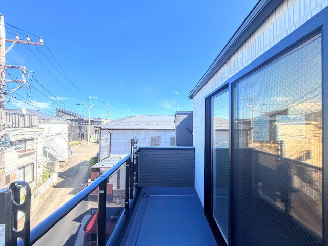 旭区二俣川2丁目　新築戸建てのバルコニー|◆広いバルコニーは寝室と子供部屋からアクセスできる2WAY動線。お布団も洗濯物もたくさん干せます！！