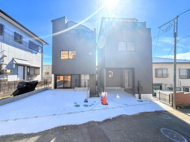 旭区二俣川2丁目　新築戸建ての外観|◆一戸建てを中心とした街並みが整然と続き、周辺は高い建物が建っていないので、緑の多い閑静な趣を感じる環境です。街並みや周辺環境も重要なポイントです！！