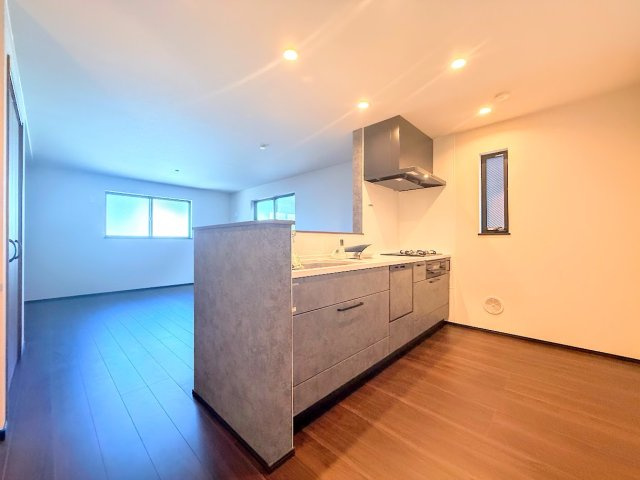 旭区二俣川2丁目　新築戸建てのキッチン|◆キッチンからダイニングやリビングが見渡せるキッチン。料理をしながら家族とコミュニケーションをとれるだけでなく、大きな開放感も得られることができます。