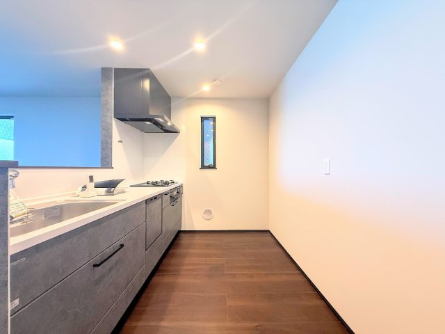 旭区二俣川2丁目　新築戸建てのキッチン|◆デザイン性と機能性を兼ね備えたキッチンです。リビングスペースとの一体感が生まれ、広々空間を演出してくれます。