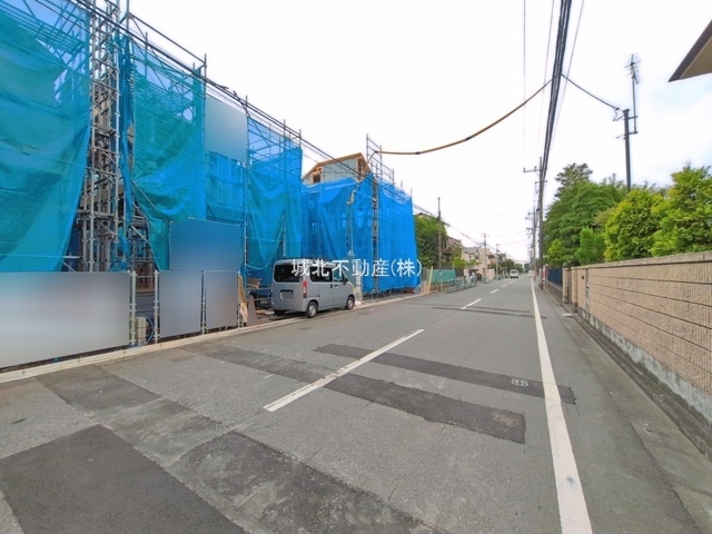 杉並区善福寺4丁目 全3棟3号棟の前面道路含む現地写真|伸びやかな南側7.8ｍ公道に面する建物
善福寺の生活しやすい住環境です