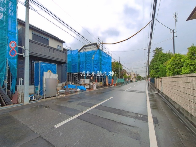 杉並区善福寺4丁目 全3棟3号棟の前面道路含む現地写真|伸びやかな南側7.8ｍ公道に面する建物
善福寺の生活しやすい住環境です