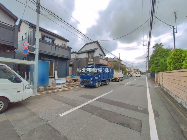 杉並区善福寺4丁目 全3棟 3号棟の前面道路含む現地写真|伸びやかな南側7.8ｍ公道に面する建物
善福寺の生活しやすい住環境です