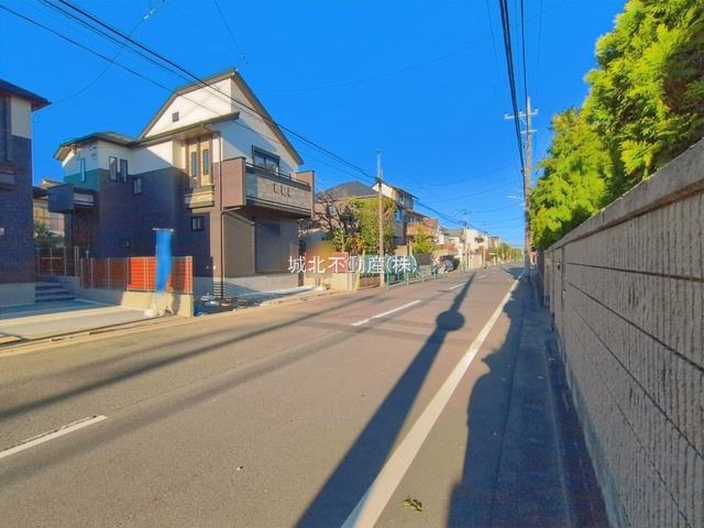 杉並区善福寺4丁目 全3棟 3号棟の前面道路含む現地写真|伸びやかな南側7.8ｍ公道に面する建物
善福寺の生活しやすい住環境です
