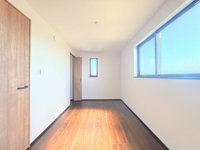旭区二俣川2丁目　新築戸建ての洋室|◆柔らかい陽光が差し込む明るいお部屋を演出する設計。彩光の取れる窓が気持ちの良いお部屋を創り上げます。