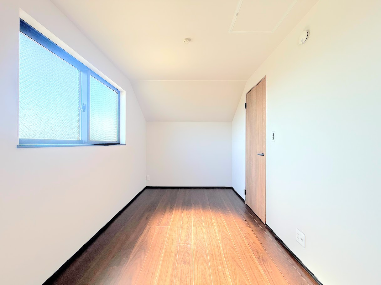 旭区二俣川2丁目　新築戸建ての洋室|◆室内はいつも明るい印象なので気持ちの良い朝を迎えられます。各部屋にはクローゼットを完備しており、収納が多いお家はすっきりして快適空間です。