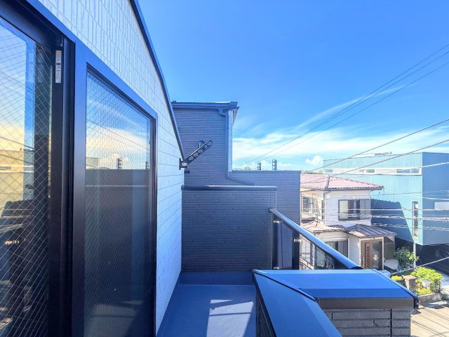 旭区二俣川2丁目　新築戸建てのバルコニー|◆広いバルコニーは寝室と子供部屋からアクセスできる2WAY動線。お布団も洗濯物もたくさん干せます！！