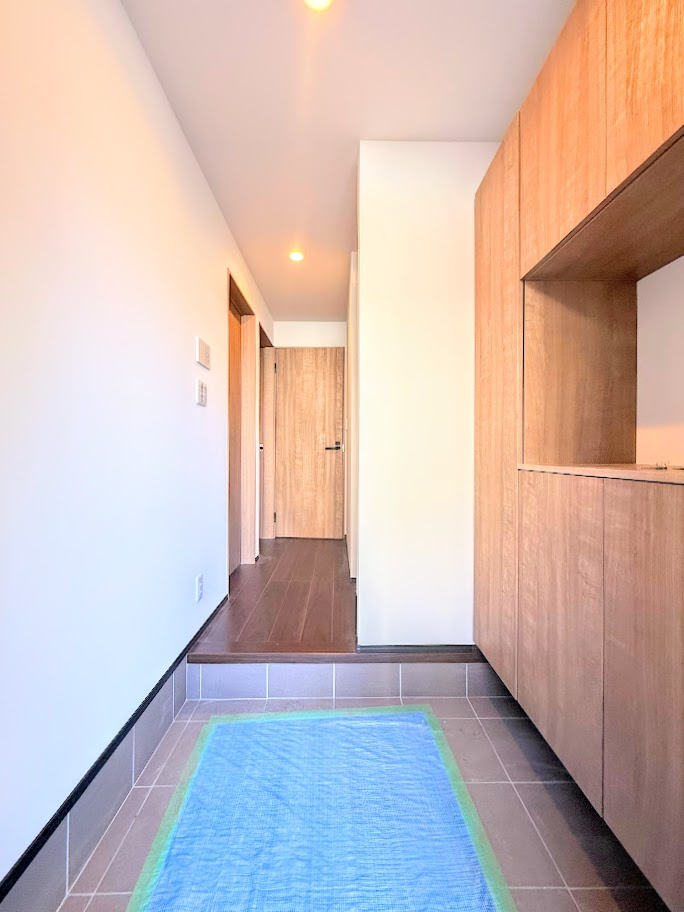 旭区二俣川2丁目　新築戸建ての玄関|◆明るい玄関です！散らかりやすい玄関もスッキリする大容量のシューズボックス付き。