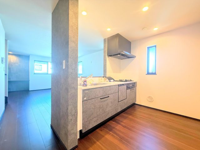 旭区二俣川2丁目　新築戸建てのキッチン|◆キッチンからダイニングやリビングが見渡せるキッチン。料理をしながら家族とコミュニケーションをとれるだけでなく、大きな開放感も得られることができます。
